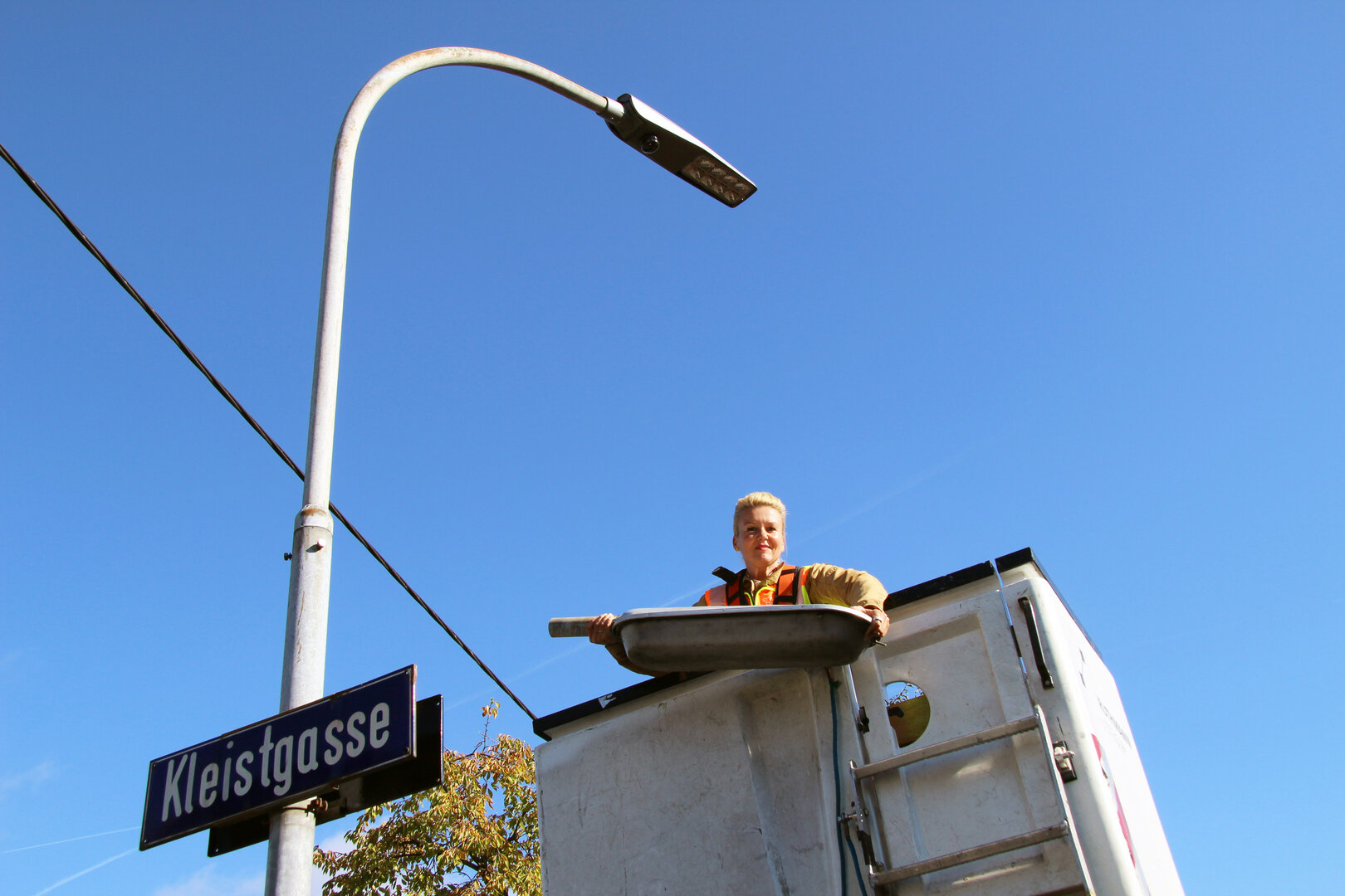 Straßenbau- und Verkehrsreferentin Stadträtin Sandra Wassermann, BA MA war bei den Umrüstungsarbeiten der ersten Straßenlaternen dabei.