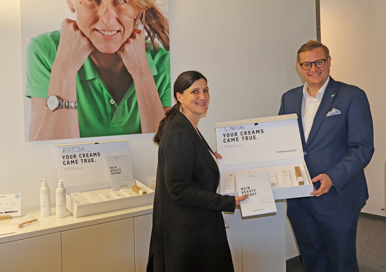 Stadtrat Julian Geier beim Betriebsbesuch mit Geschäftsführerin Jasmin Schmid, MSc der Pharmaziegasse.