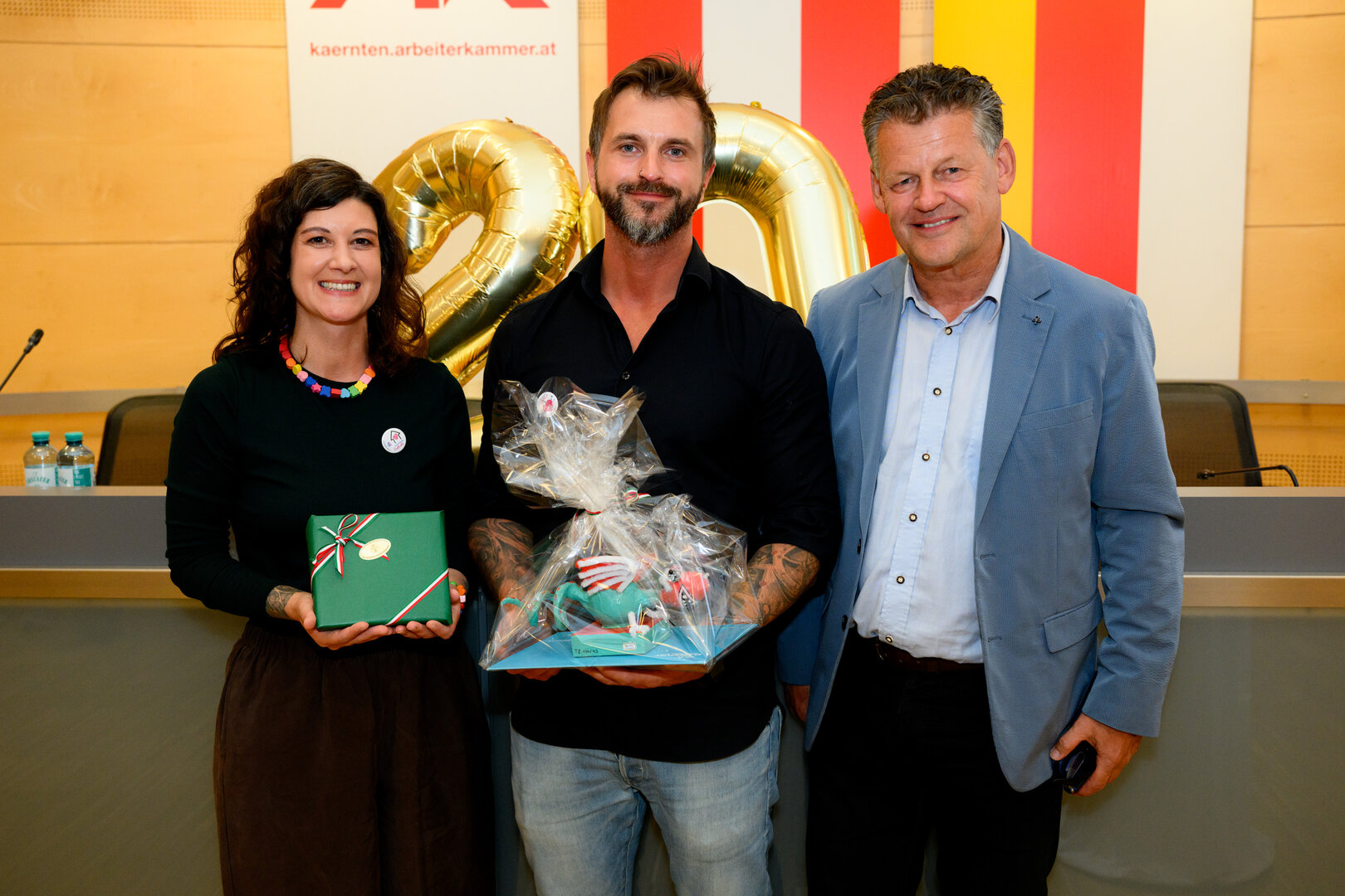 Bürgermeister Christian Scheider mit JUNO-Leiter Wolfgang Schmölzer und Kollegin Mara Lesjak bei der Übergabe des Sozialpreises. Foto: Hude