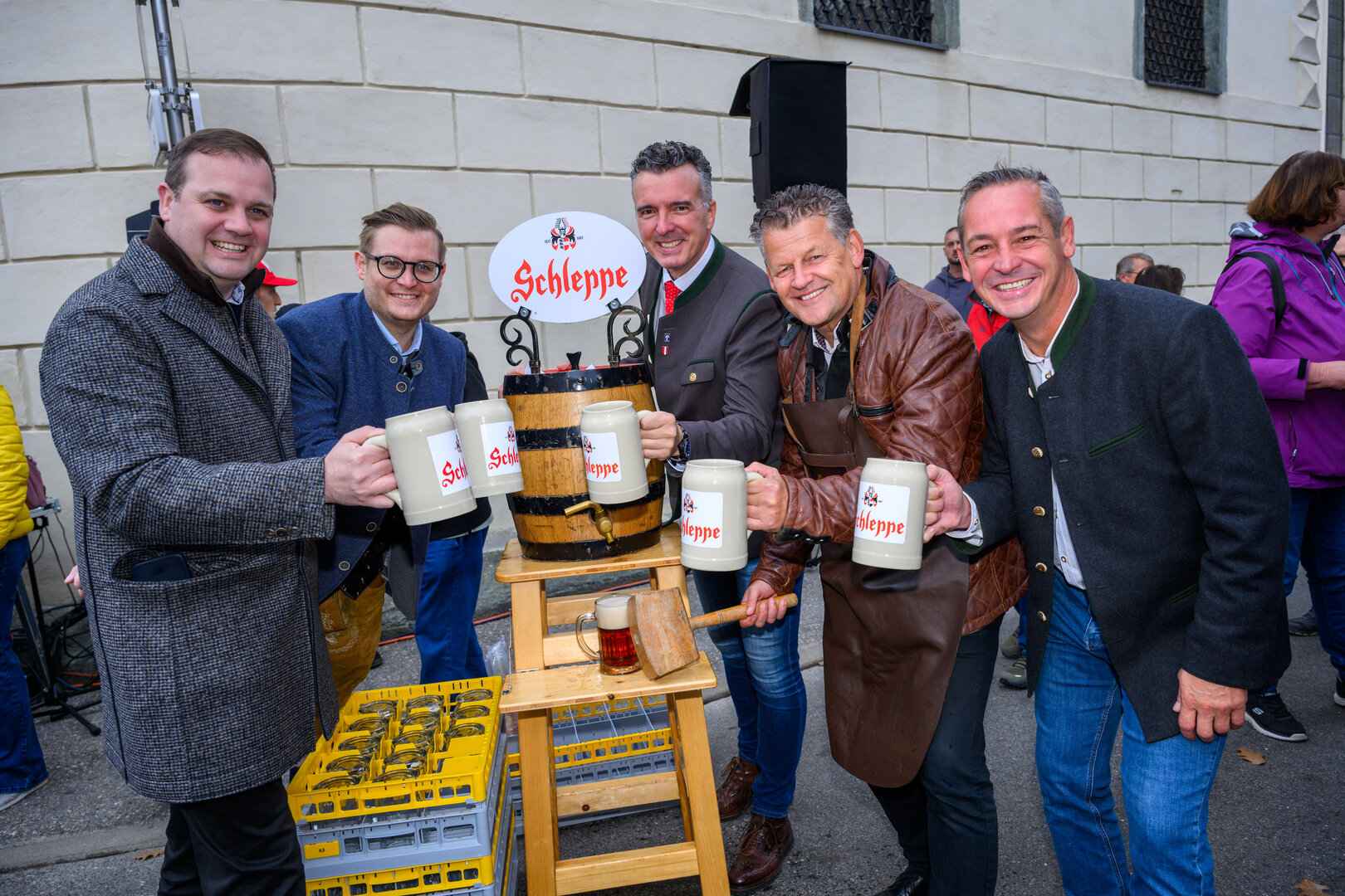 Marktreferent Bürgermeister Christian Scheider gemeinsam mit weiteren Vertretern der Stadtpolitik beim diesjährigen Erntedankfest am Benediktinermarkt. Foto: StadtKommunikation/Hude