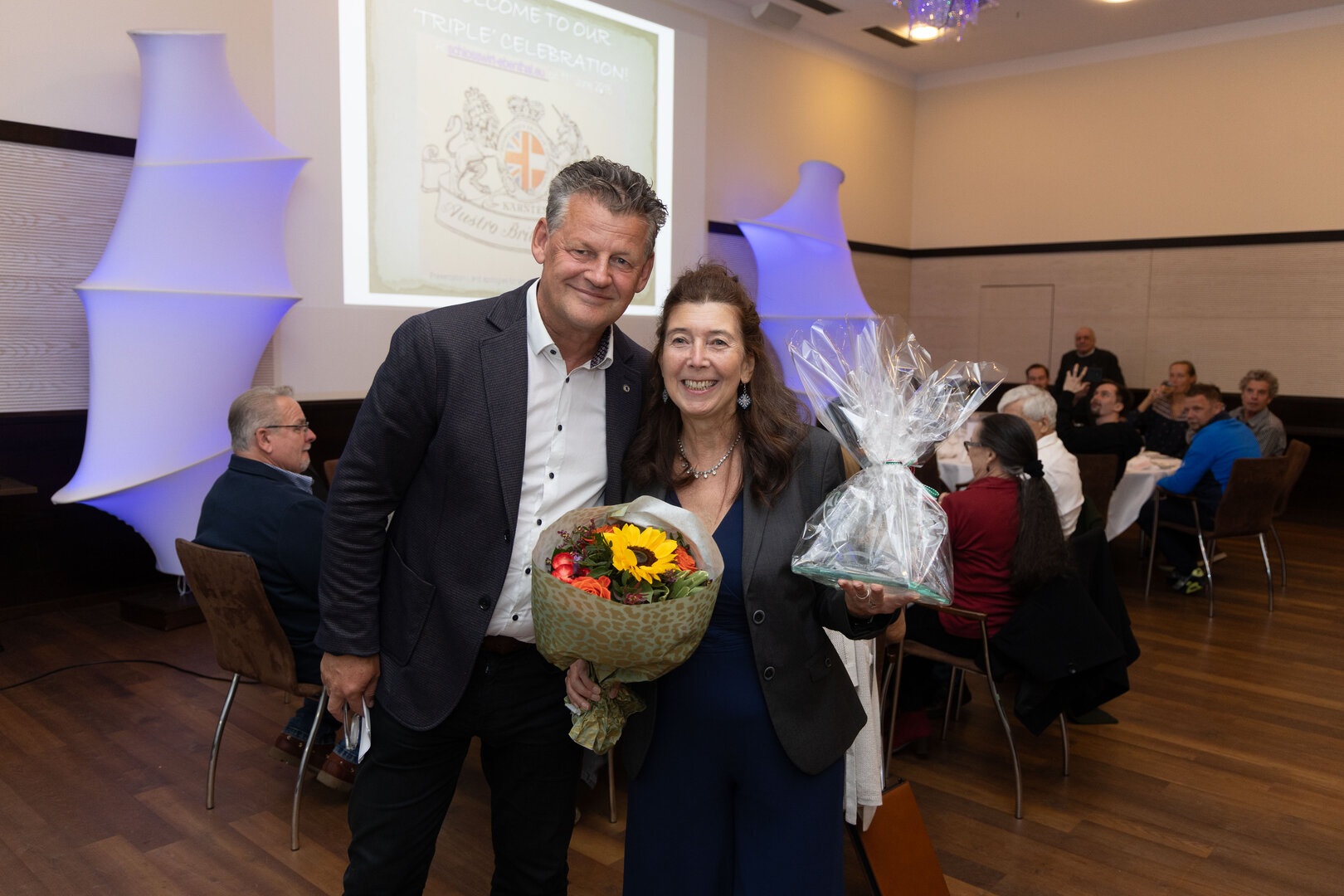 Bürgermeister Christian Scheider überreichte Joy Graetz, Präsidentin der Österreichisch-Britischen Gesellschaft Kärnten, den Gläsernen Lindwurm der Landeshauptstadt. Foto: StadtKommunikation/Just