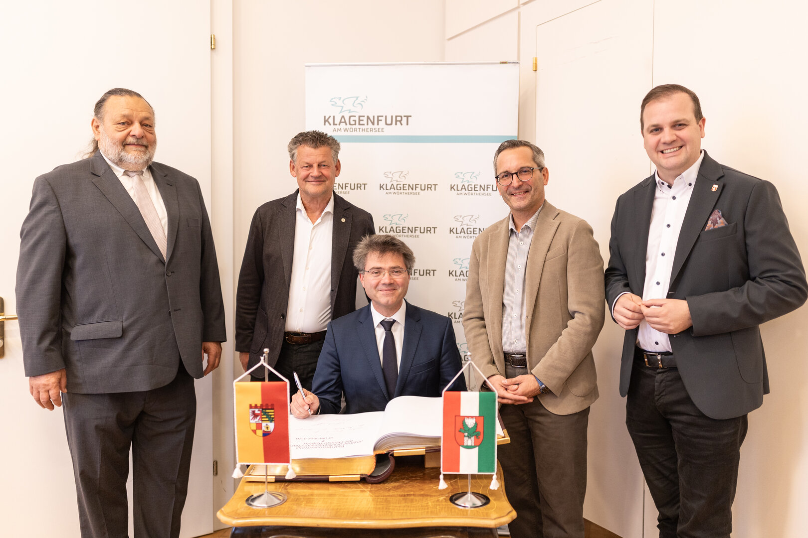 Bürgermeister Christian Scheider, Städtepartnerschaftsreferent Vizebürgermeister Patrick Jonke und Kulturstadtrat Mag. Franz Petritz begrüßten Oberbürgermeister Dr. Robert Reck und Stadtratsvorsitzenden von Dessau-Roßlau, Frank Rumpf, im Klagenfurter Rathaus. Foto: StadtKommunikation/Zangerle