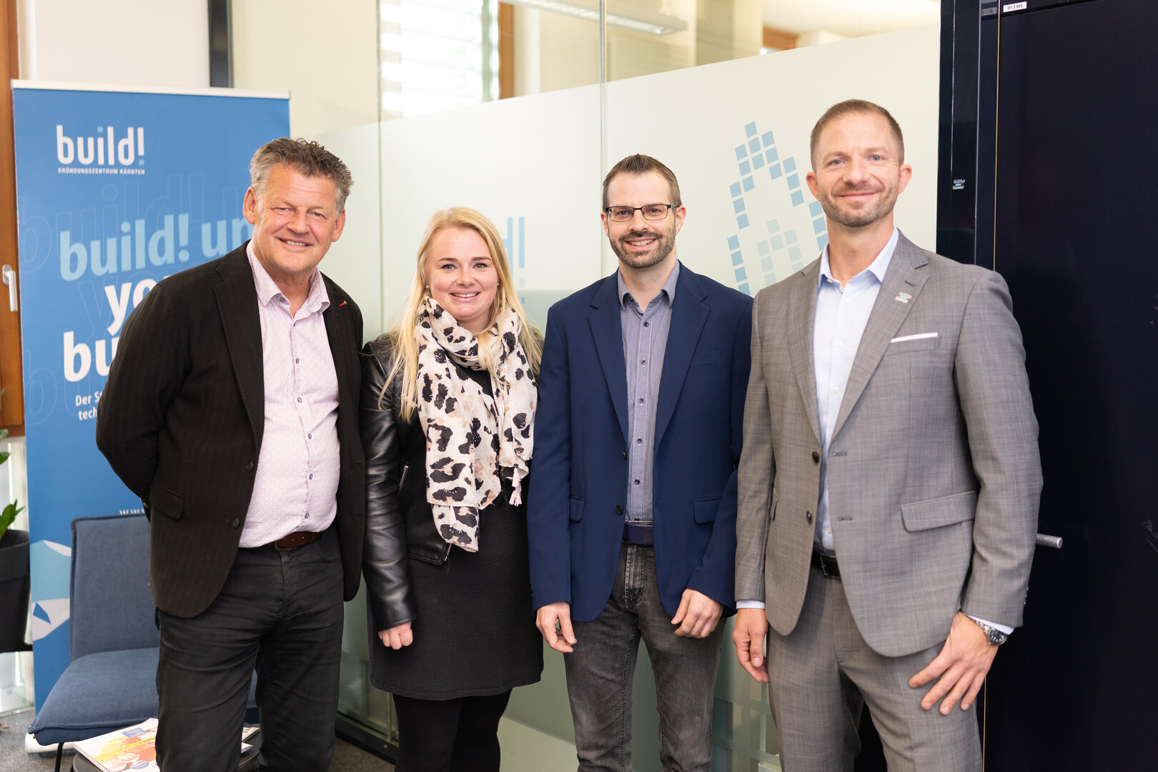 Bürgermeister Christian Scheider, build!-Prokuristin Sandra Moschitz, BA MSc MSc (WU), Startup-Unternehmer Gerd Stelze und build!-Geschäftsführer Mag. Martin Trink trafen sich im Gründungszentrum.