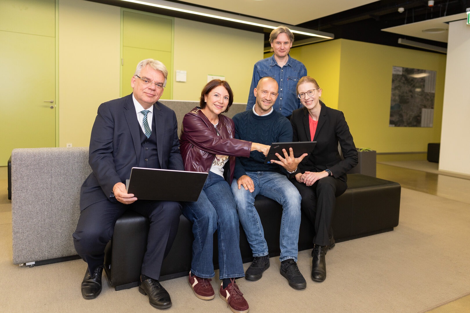 v.l.: Dr. Bernhard Fink (Rechtsanwaltskammer Kärnten), Mag. Karin Zarikian (Leiter der Abt. Baurecht und Gewerberecht), Michael Unterweger (Abt. Vermessung und Geoinformation), Wolfgang Ambach (Stabstelle Informationstechnologie) und Mag. Katharina Haiden-Fill (Notariatskammer Kärnten) freuen sich über die vereinfachte Handhabung  Foto: SK/Zangerle