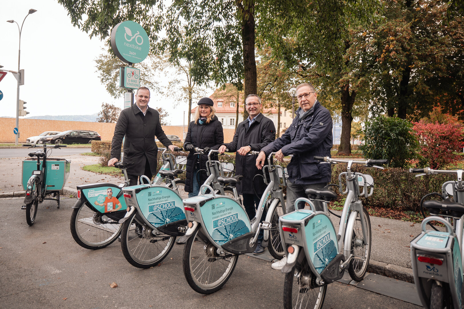 Vizebürgermeister Patrick Jonke, Mag. Birgit Pobatschnig (Abteilung Klima- und Umweltschutz), Stadtrat Mag. Franz Petritz und Gemeinderat Dr. Andreas Skorianz eröffneten die neue nextbike Station beim Rauscherpark neben den City Arkaden.