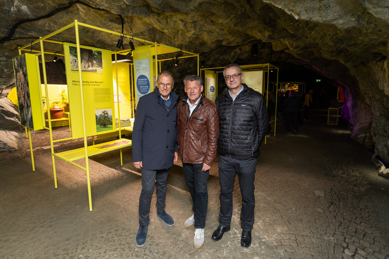 v.l. HR Prof. Dr. Wolfgang Muchitsch (Direktor des kärnten.museum) mit Bürgermeister Christian Scheider und Mag. Dr. Roland Eberwein (Leiter des Kärntner Botanikzentrums) bei der offiziellen Eröffnung der neuen Dauerausstellung „ÜBER.LEBEN“ im Kreuzbergl-Stollen. Foto: SK/Zangerle