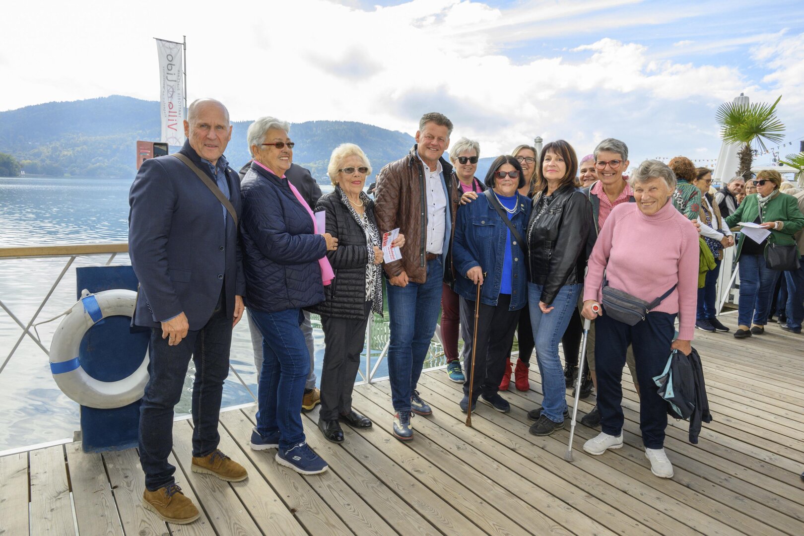 Sozialreferent Bürgermeister Christian Scheider begrüßte gemeinsam mit den Gemeinderätinnen Lucia Kernle und Ulrike Herzig, Mag. Joachim Katzenberger (Leitung Sozialabteilung) und Mag. Karin Ertl (Leitung Seniorenbüro) die Teilnehmenden des Oktoberfestes am Schiff. Foto: StadtKommunikation/Hude