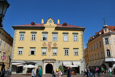 Altes Rathaus mit Wappen und Justitia-Fresko©StadtPresse