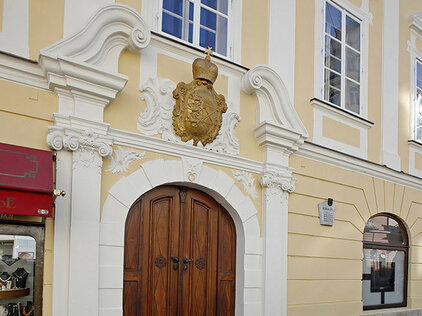 Eingang zur Burgkapelle mit Wappen ober dem Tor©StadtPresse/Eggenberger