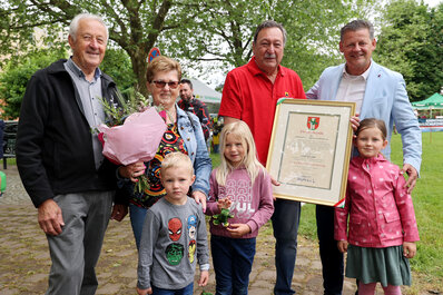 Erich Stocker wurde im Beisein seiner Gattin Edith und Zivilschutzverbandpräsident Rudolf Schober von Bürgermeister Christian Scheider die Ehrenurkunde verliehen.
