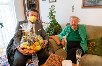 Zum 100. Geburtstag besuchte Bürgermeister Christian Scheider Frau  Elisabeth Binter und schenkte ihr einen Obstkorb