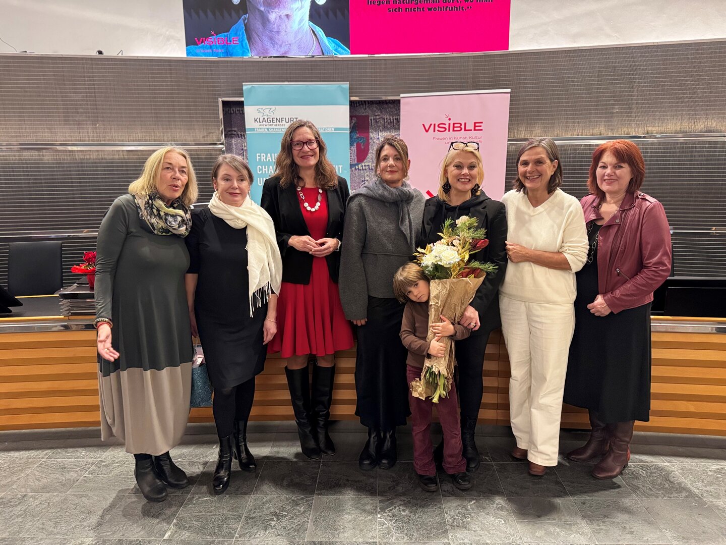 Stadträtin DIin Constance Mochar mit den mitwirkenden Frauen des Projektes „Mutterland“ im Gemeinderatssaal des Rathauses. Foto: Büro Mochar